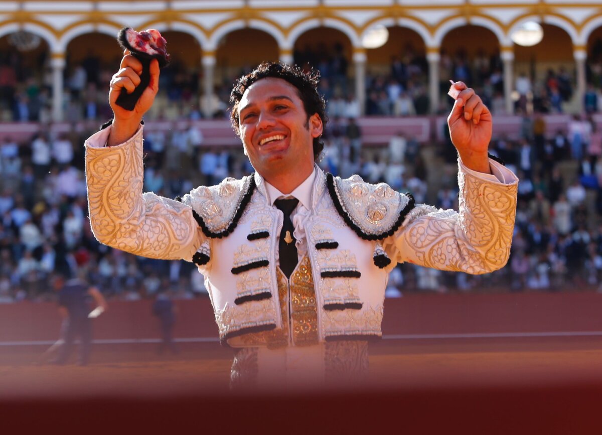 Oliva Soto estrena apoderado