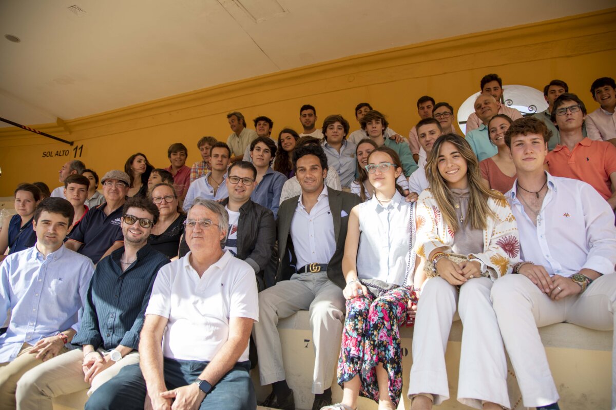 Oliva Soto acompaña a más de 100 estudiantes a la novillada de Sevilla