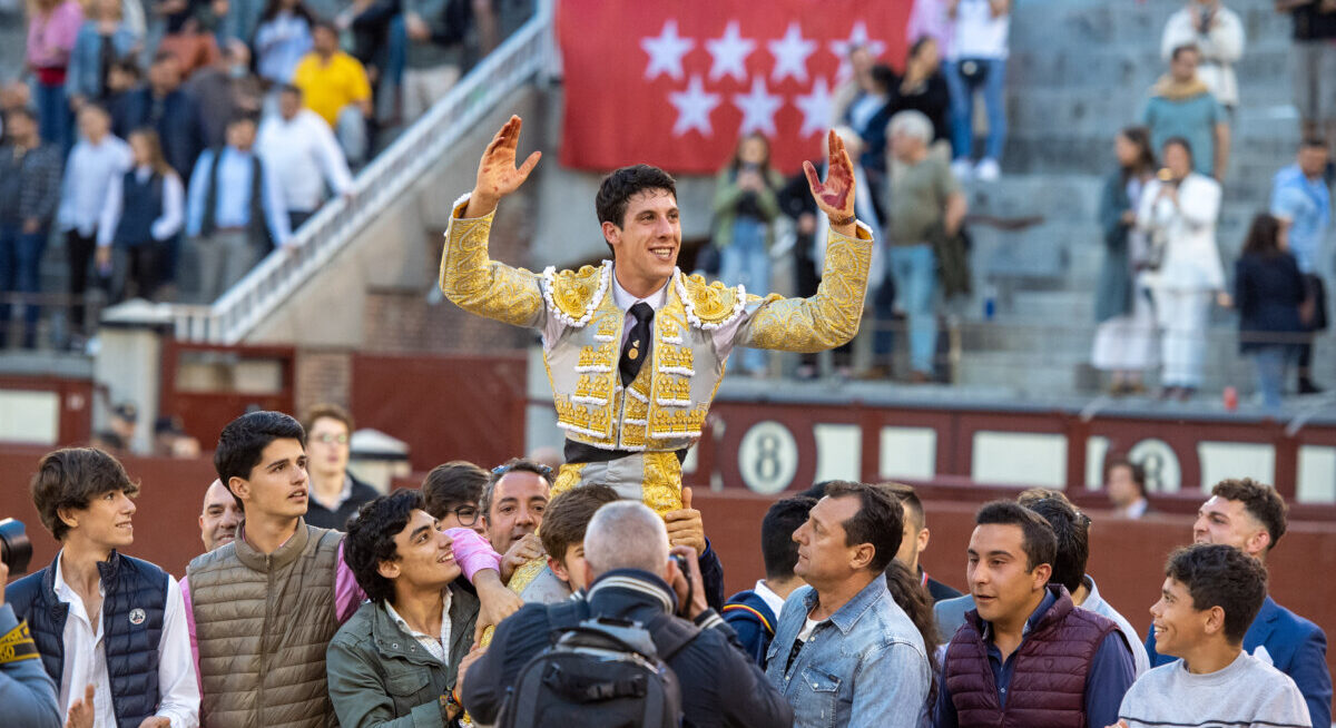 Sorprende Diego García, puerta grande en su debut en Las Ventas