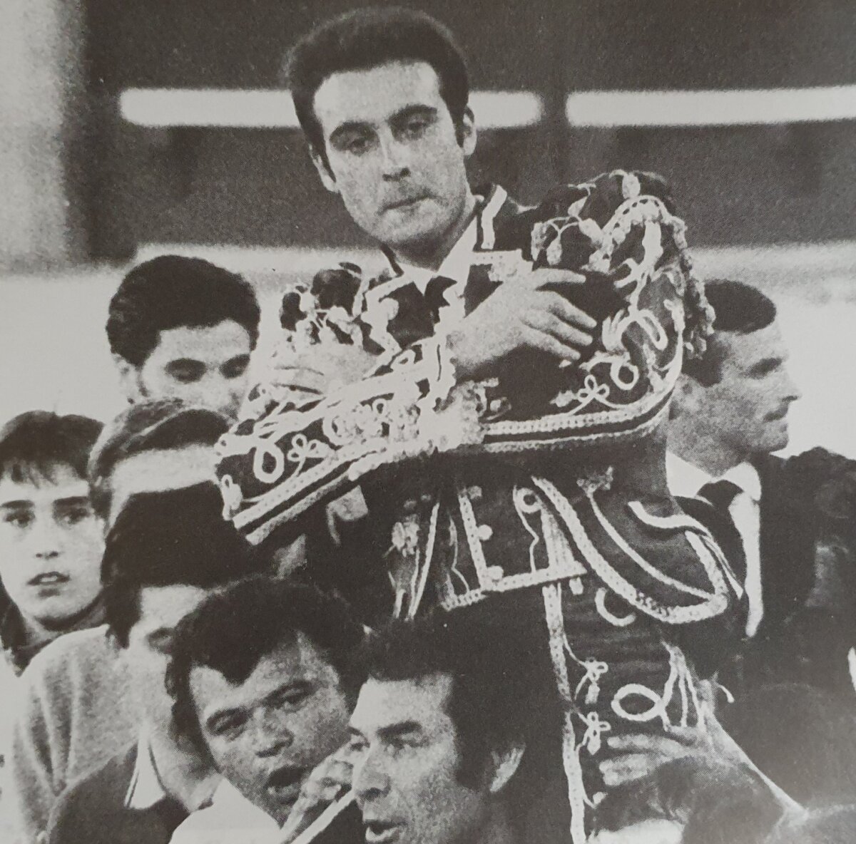 Enrique Ponce consiguió la puerta grande de Madrid a base de entrega, valor y calidad