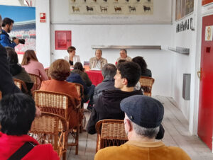 De izquierda a derecha: Ana Elizalde, teniente de alcalde del Ayuntamiento de Pamplona, Javier Álvarez Caperochipi, autor del libro, y Ángel Hidaldo, jefe del equipo médico de la enfermería de la plaza de toros de Pamplona.