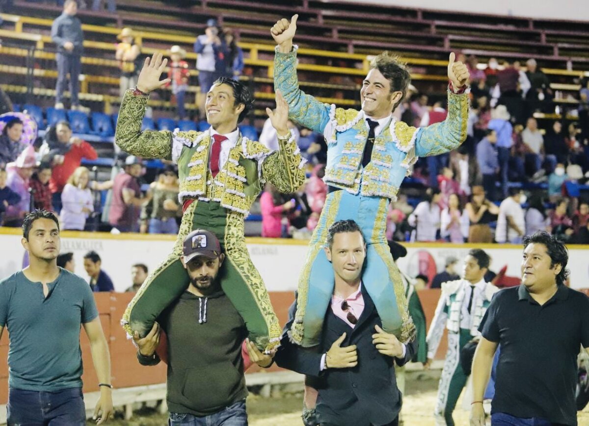 Arturo Macías y Sergio Flores, a hombros en Puebla