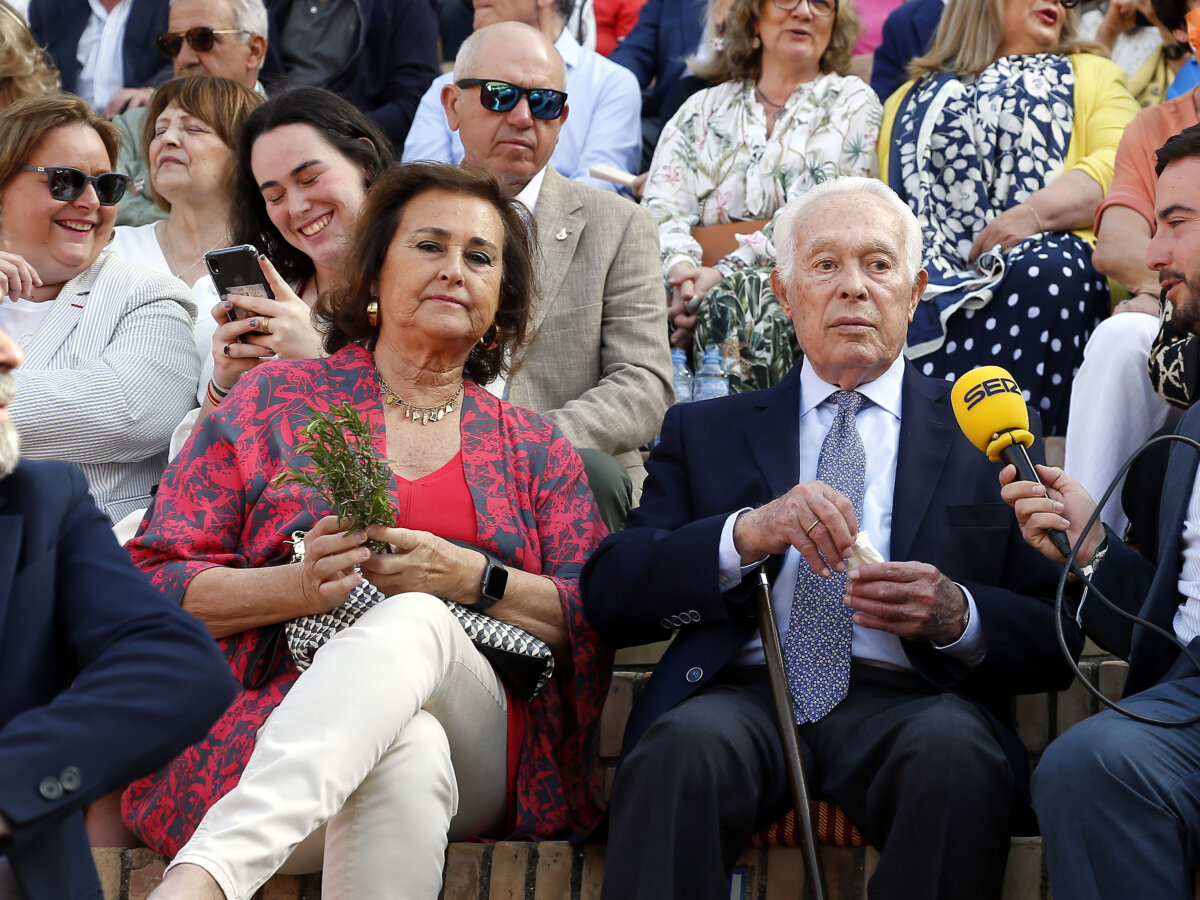 Curro Romero, junto a su esposa Carmen Tello en la Maestranza. Foto: Arjona