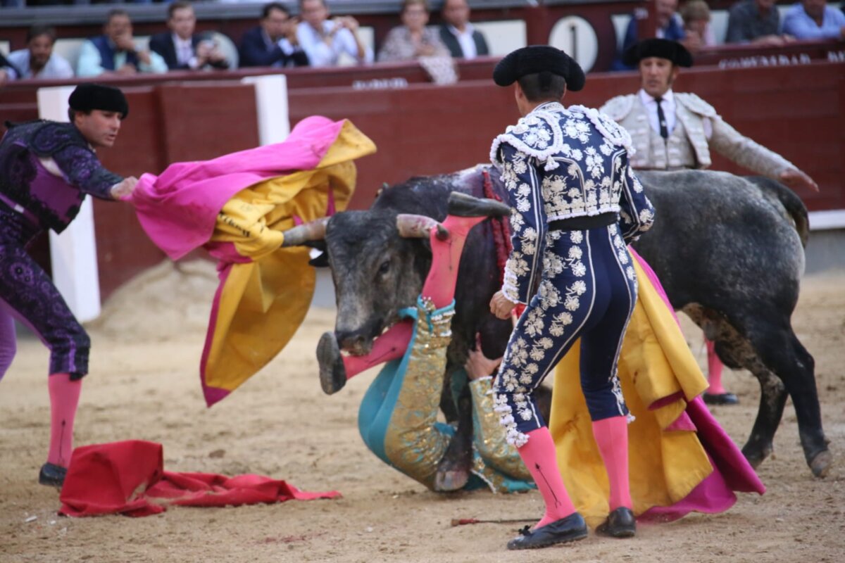 Arturo Gilio, "cornada en el tercio inferior de la pierna izquierda de 25 cm con orificio de salida"