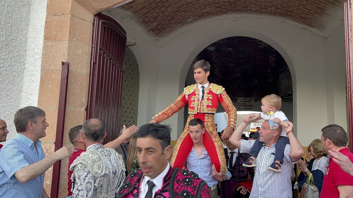 Sobresaliente debut de Manuel Caballero