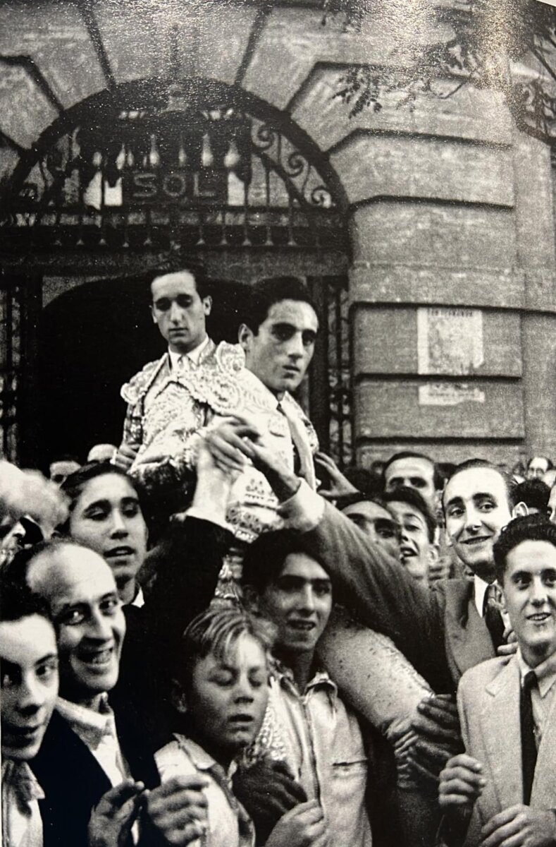 Su salida a hombros de Valencia el día de su alternativa. Foto: Vidal