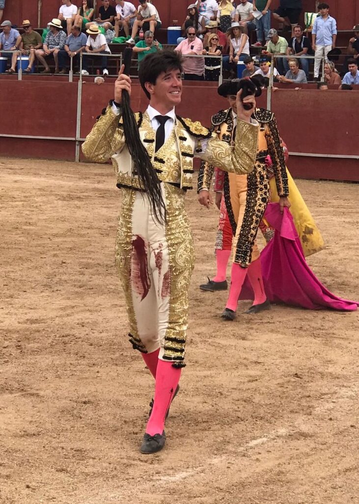 Esaú Fernández, cuatro orejas y rabo, contundente tarde en Fuente El Fresno