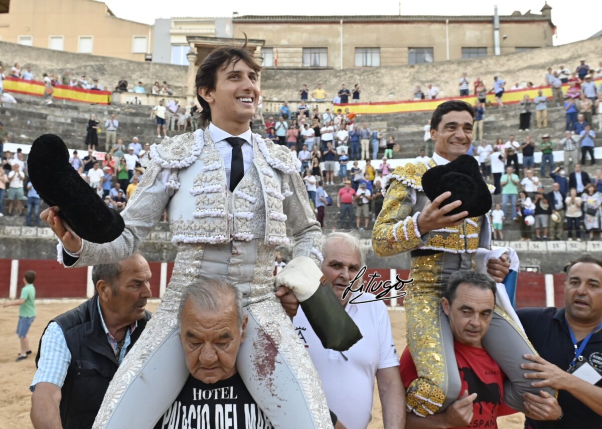 Grande Roca Rey en Bocairent, cuatro orejas y rabo, a hombros con Paco Ureña