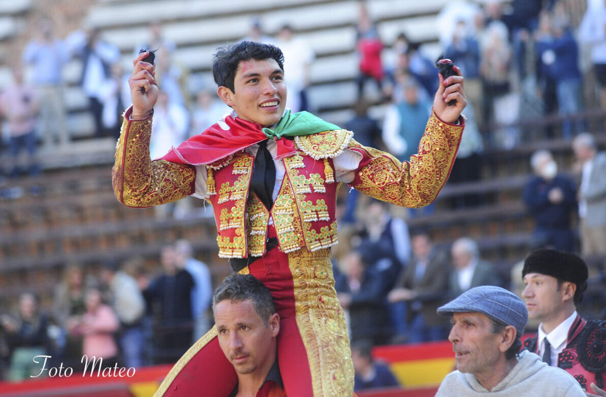 Isaac Fonseca y Conde de Mayalde, grandes en la novillada de Valencia