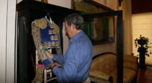 El maestro repasa el nuevo terno. Foto: MENACHO