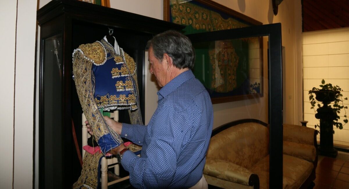 El maestro repasa el nuevo terno. Foto: MENACHO