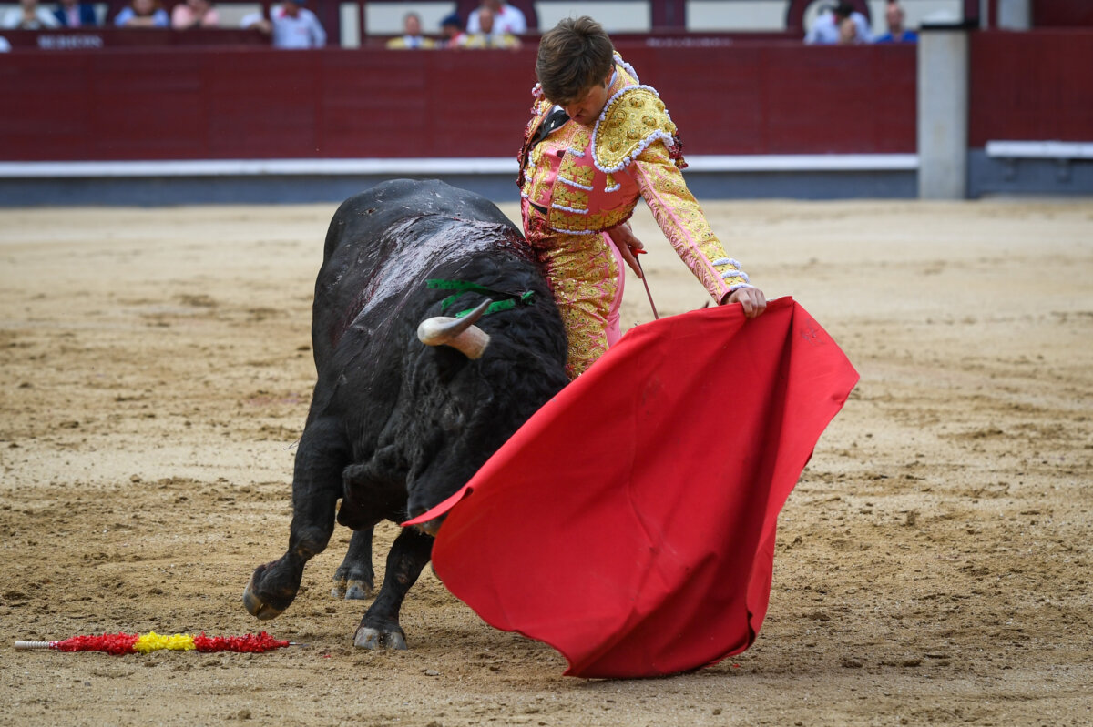 "Juan Leal, tres toros, tres arrimones desesperados tirándose a matar o a morir en sus tres batallas"