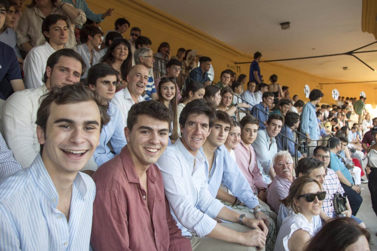 Esaú Fernández acompaña a 275 estudiantes a la novillada de Sevilla
