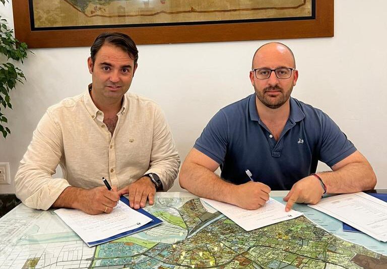 Carlos Zúñiga firma el contrato de concesión de la plaza de El Puerto de Santa María