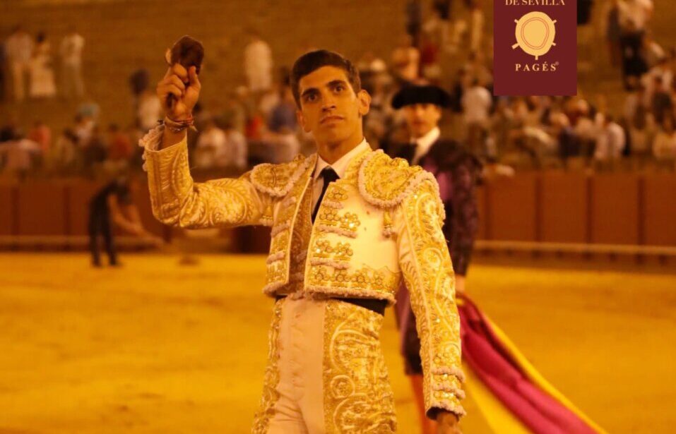 El Melli, en novillero, corta la única oreja de la noche en Sevilla