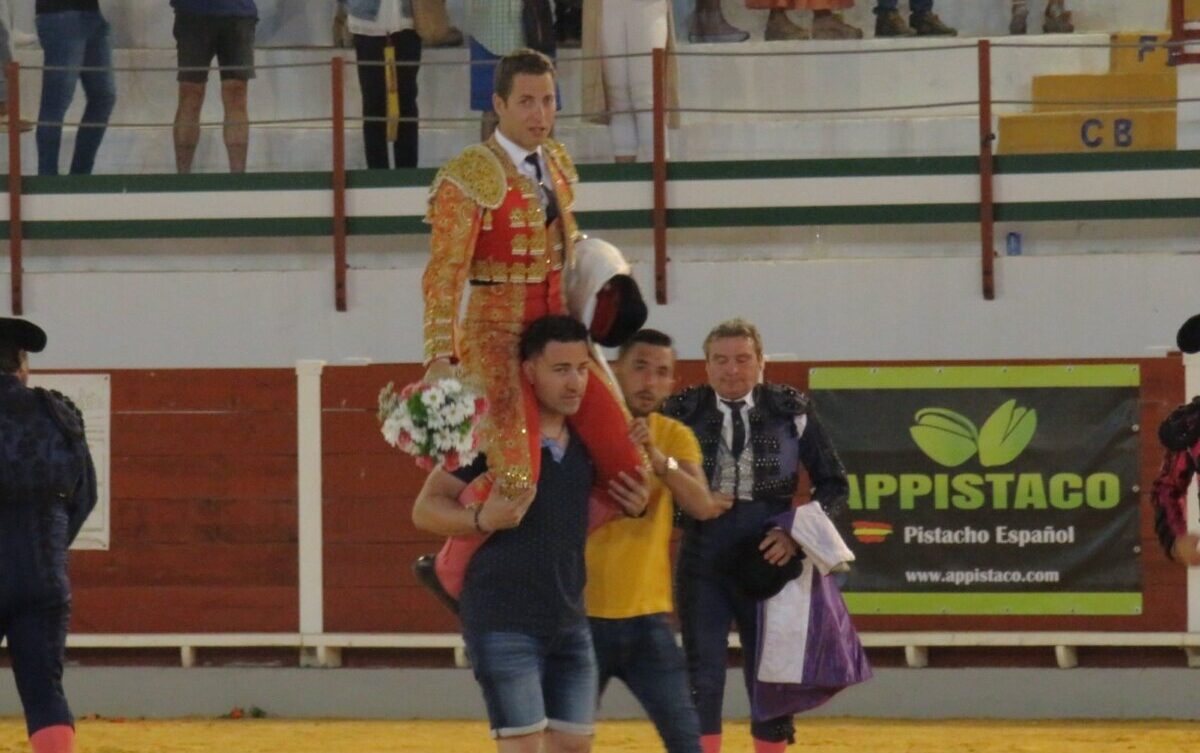 Gómez Valenzuela, a hombros en la novillada de Navas de San Juan