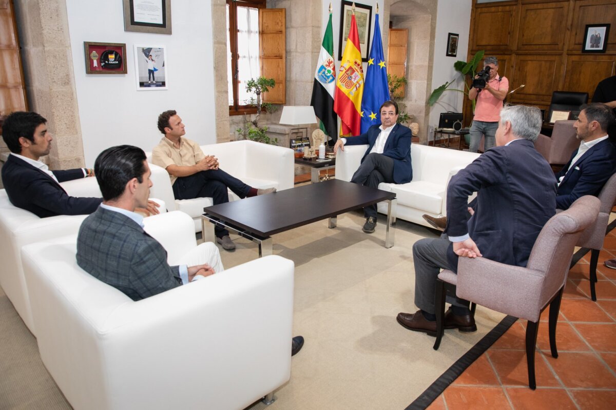 Guillermo Fernández Vara recibe a los protagonistas de la feria de Badajoz