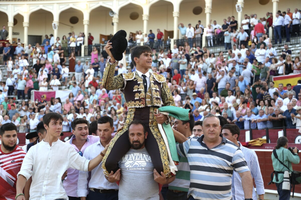 Ilusiona Manuel Caballero y deslumbra Morante en la corrida de Asprona