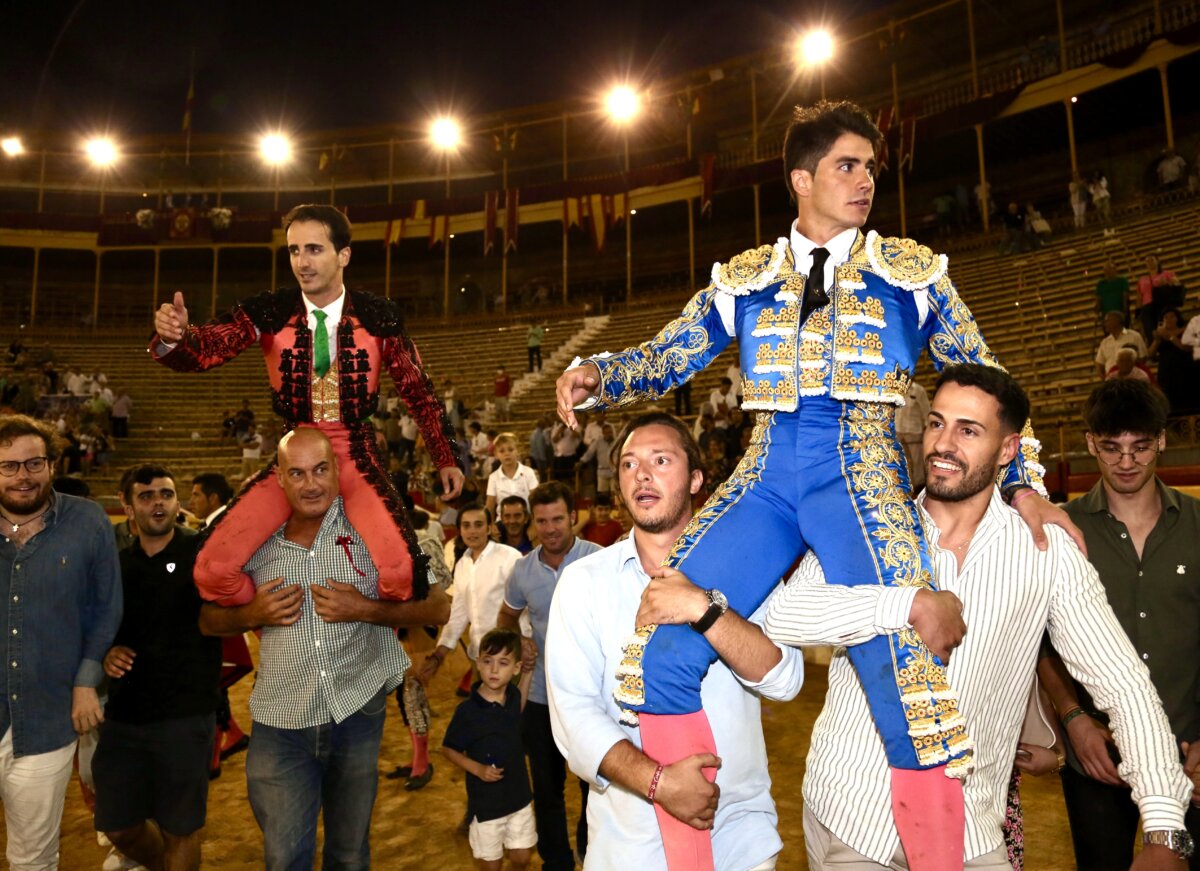Excelente novillada de Zacarías Moreno y generosos trofeos en el cierre de Hogueras