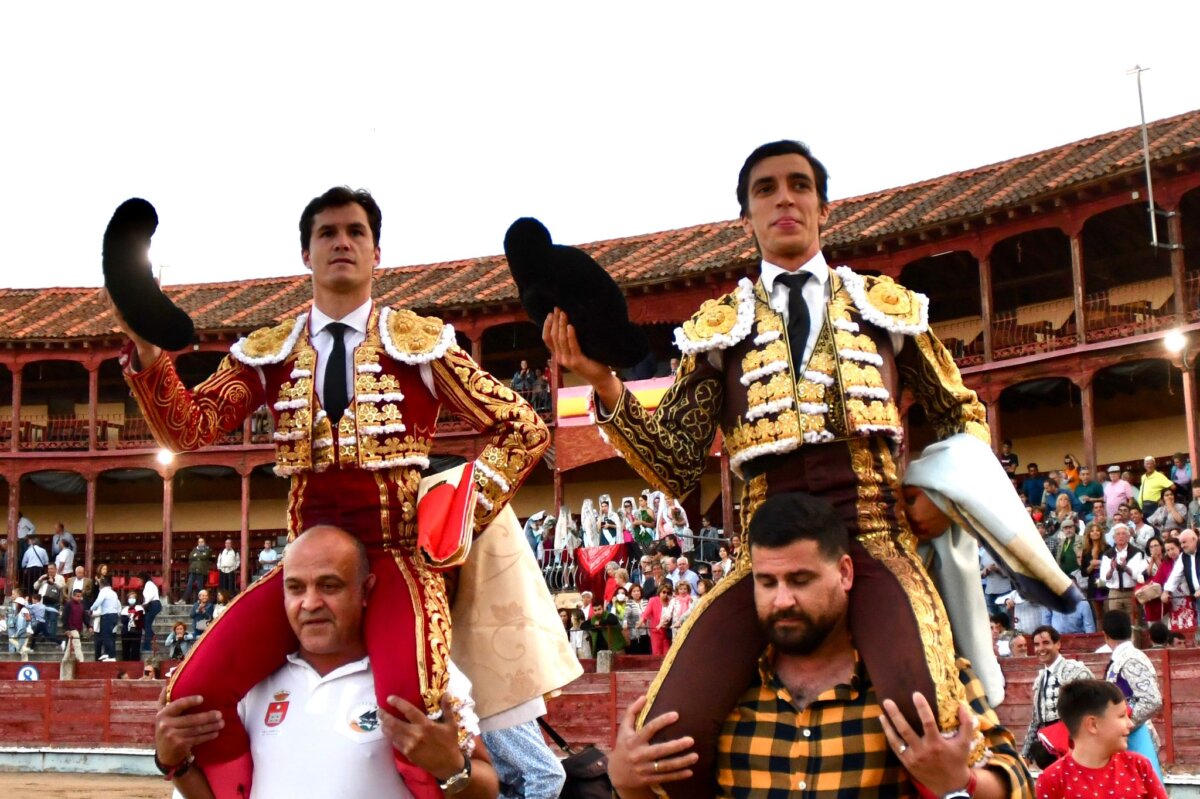 Luque, cuatro orejas, y Téllez, dos, dan una buena tarde en Segovia