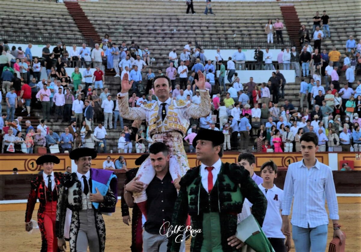 Ferrera, a hombros en Badajoz en medio de la mansedumbre