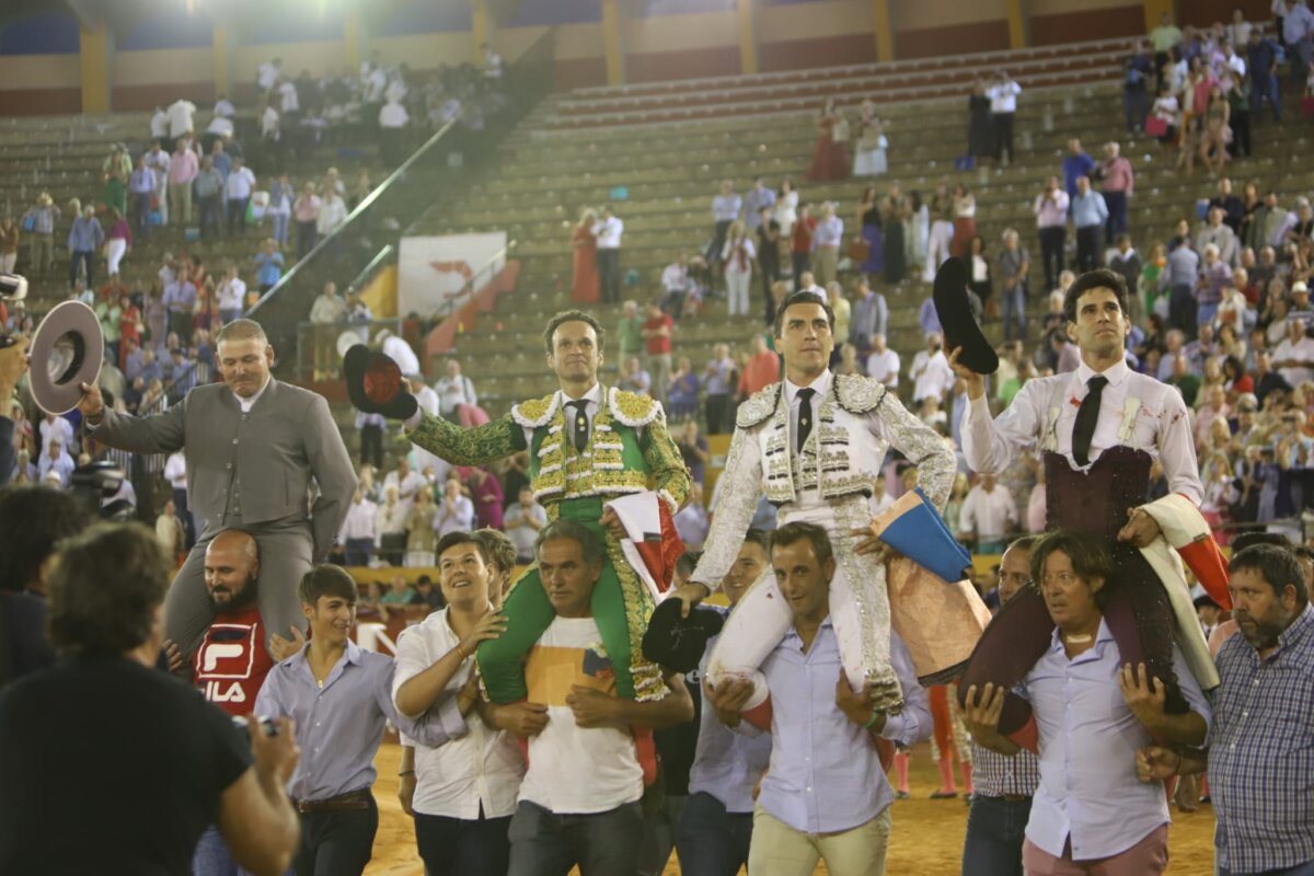 La terna, a hombros en una emocionante victorinada en Algeciras