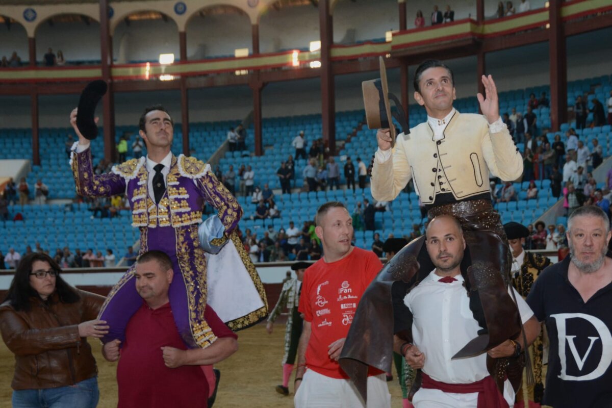 Diego Ventura y El Fandi, a hombros en la primera de León