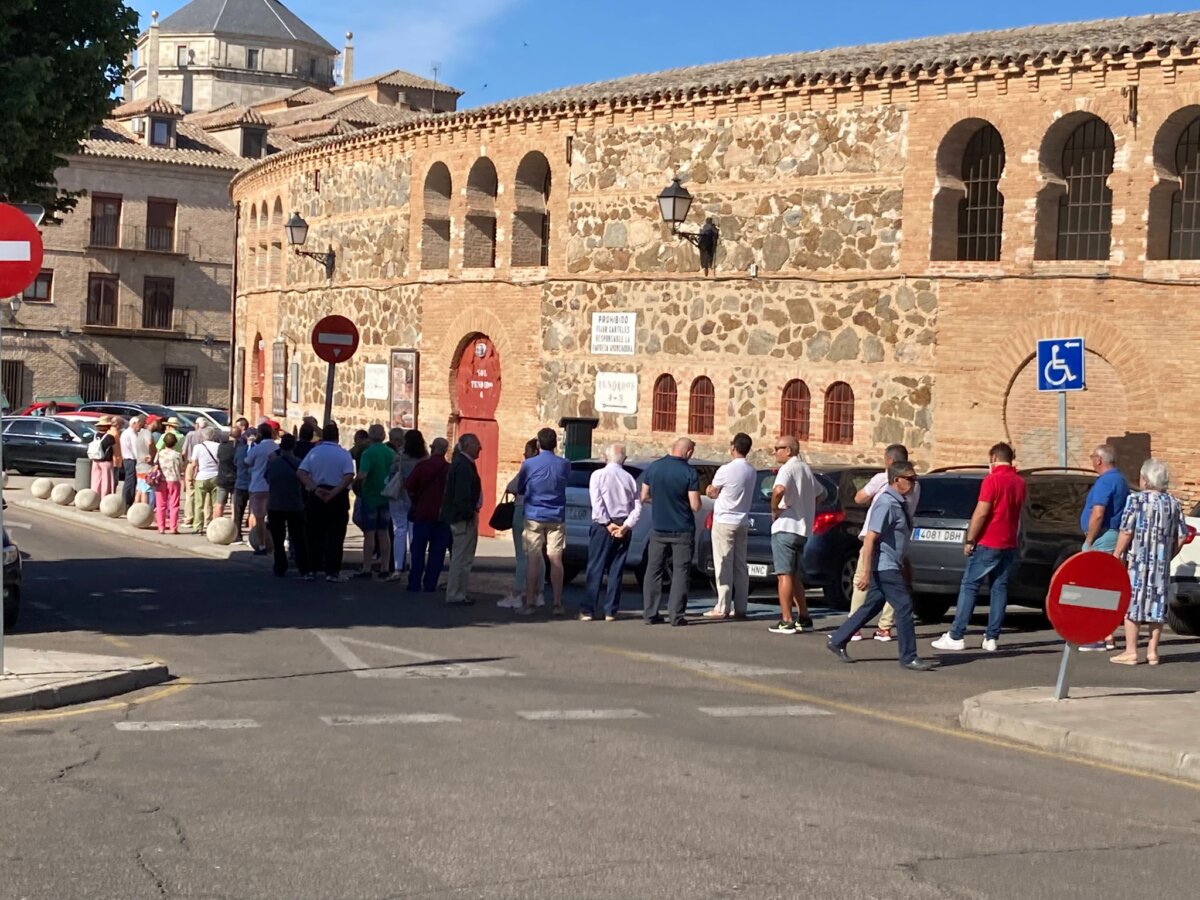 Largas colas en el primer día de venta de las entradas para las corridas del Corpus de Toledo