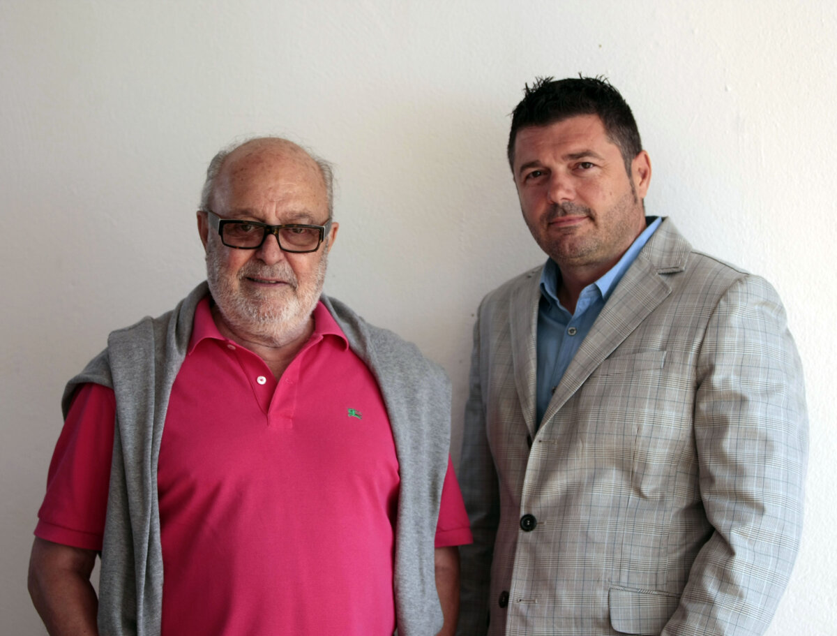 Roberto Espinosa, junto a su hijo Rubén. Foto: Archivo APLAUSOS