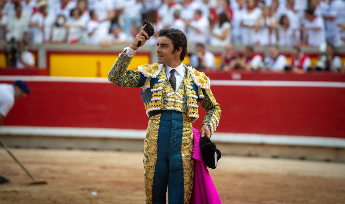 "El alcalde de sol de Pamplona merece un homenaje de agradecida despedida"