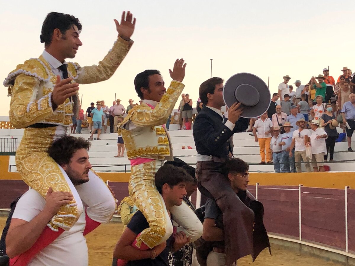 La terna, a hombros en Malpartida de Plasencia