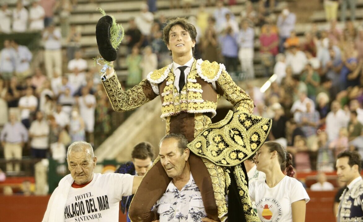 Roca Rey sale al quite de la Feria de Julio de Valencia