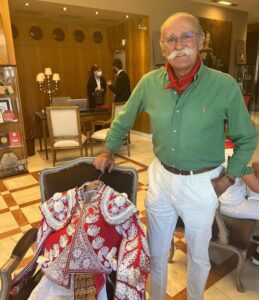 Rafael Moreno, director del Hotel La Perla, junto al terno regalado por Morante de la Puebla.