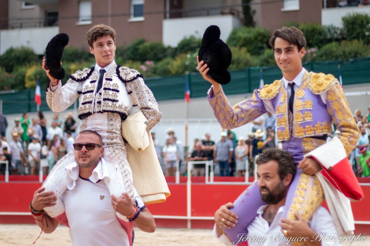 Gran tarde de Parejo en Boujan-sur-Libron, a hombros con Solalito