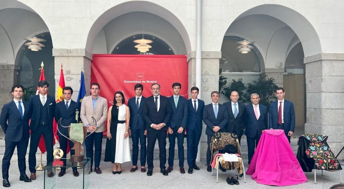 El Consejero de Presidencia, Enrique López, recibe a los finalistas de la Copa Chenel y del Circuito de Madrid