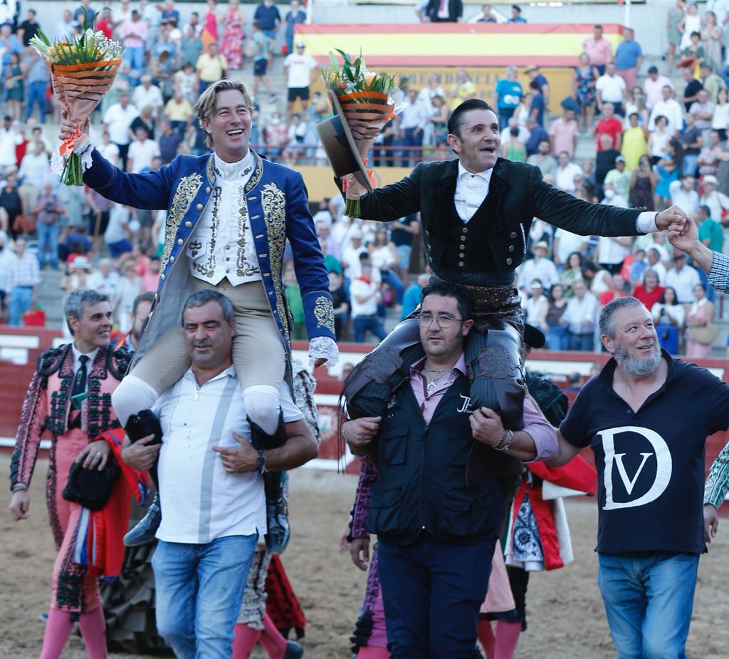 Gran tarde de Diego Ventura, a hombros con Rui Fernandes en Arévalo