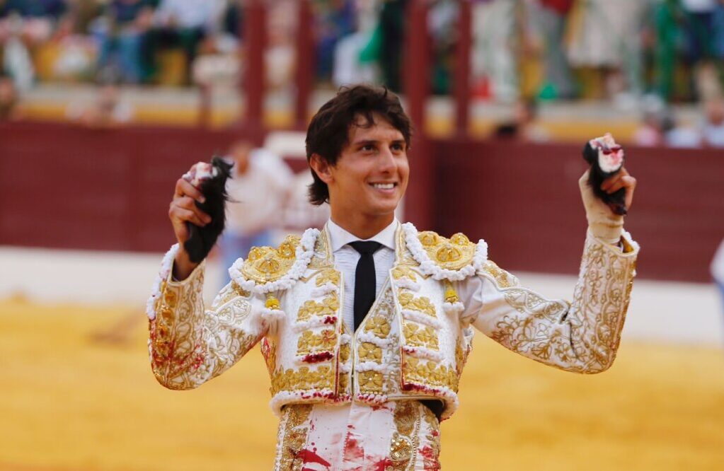 Lío gordo de Roca Rey en La Línea, a hombros con Manzanares