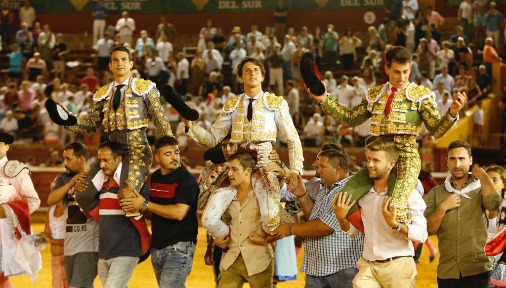 Feliz alternativa de Conquero, a hombros con Manzanares y Roca Rey en Huelva