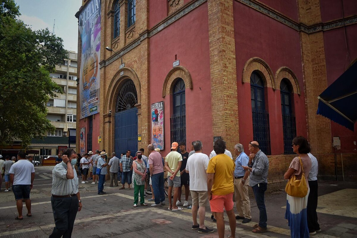 Huelva tiene ganas de toros: largas colas en la apertura de las taquillas