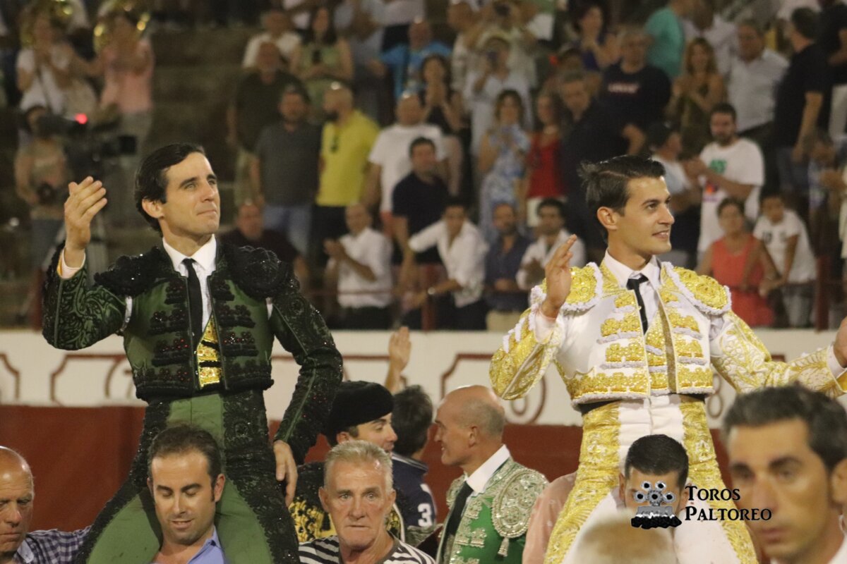 Exquisita tarde de Juan Ortega, a hombros junto a Carlos Aranda en su alternativa en Manzanares