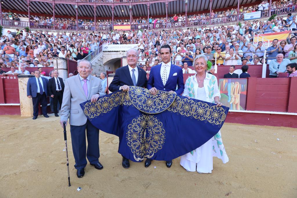 Manzanares recoge el Capote de Paseo y el Estoque de Plata de Málaga 2019
