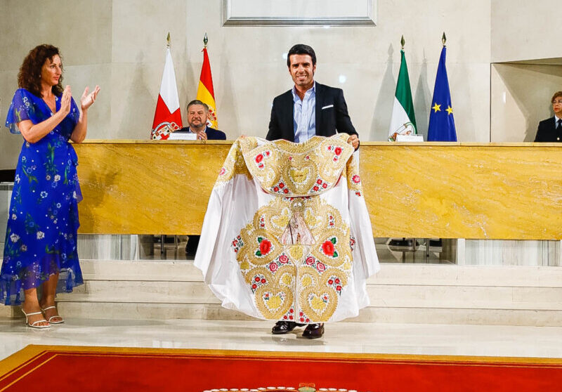 Emilio de Justo recibe el Capote de Paseo como triunfador de la feria de Almería 2021