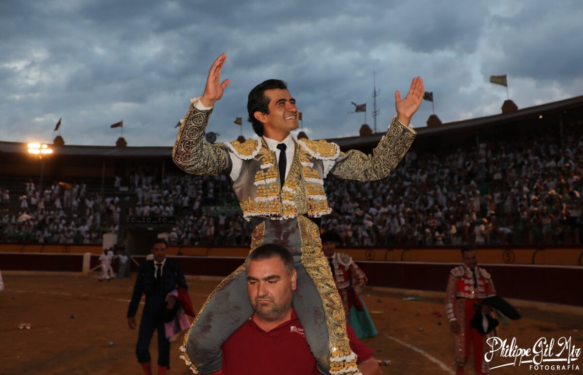 Adame cae de pie en Huesca e Isiegas muestra destellos de su buen toreo