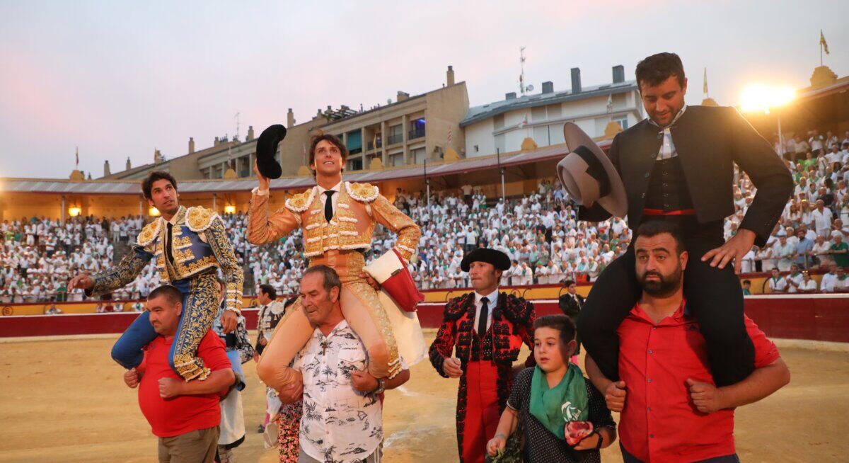 Roca Rey revienta la feria de Huesca, a hombros con Cayetano