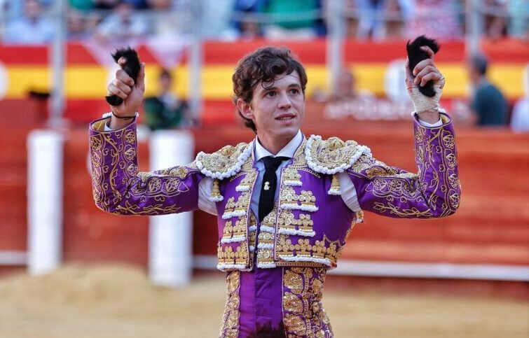 Jorge Martínez, premiado con el Capote de Paseo de Almería por la mejor faena de la feria