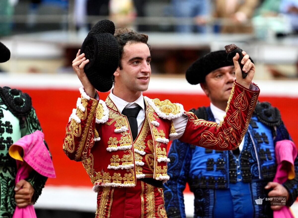 Víctor Hernández y Mario Navas, solitarias orejas en la novillada de Bilbao