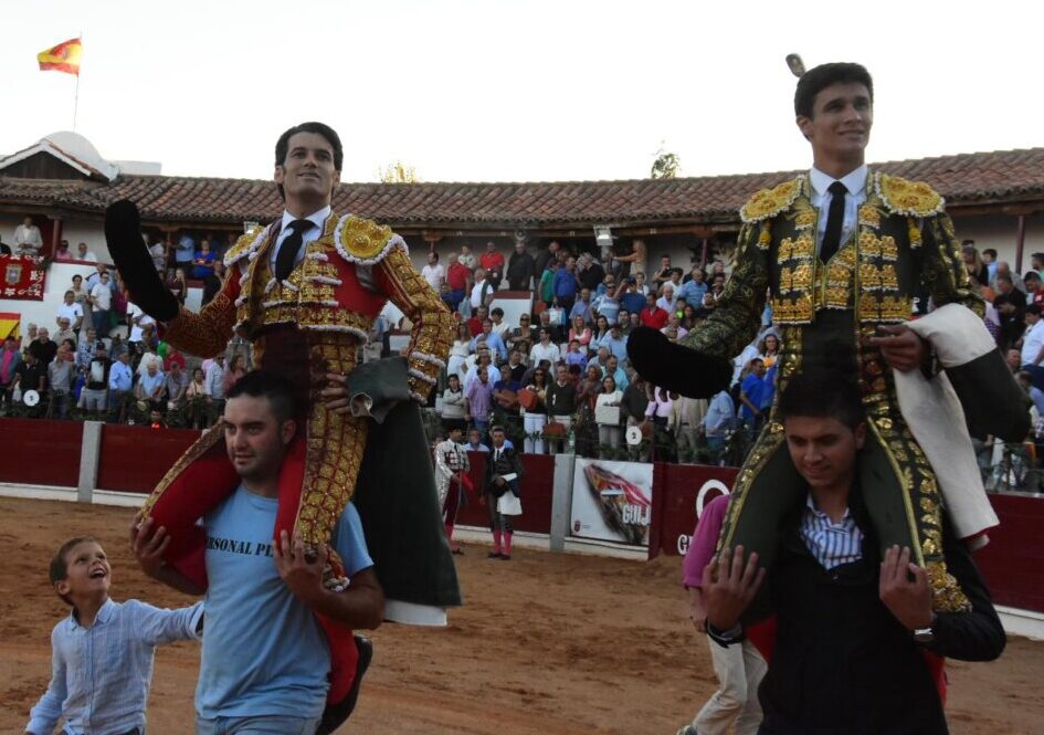 Diosleguarde da un toque de atención en Guijuelo, a hombros junto a Garrido