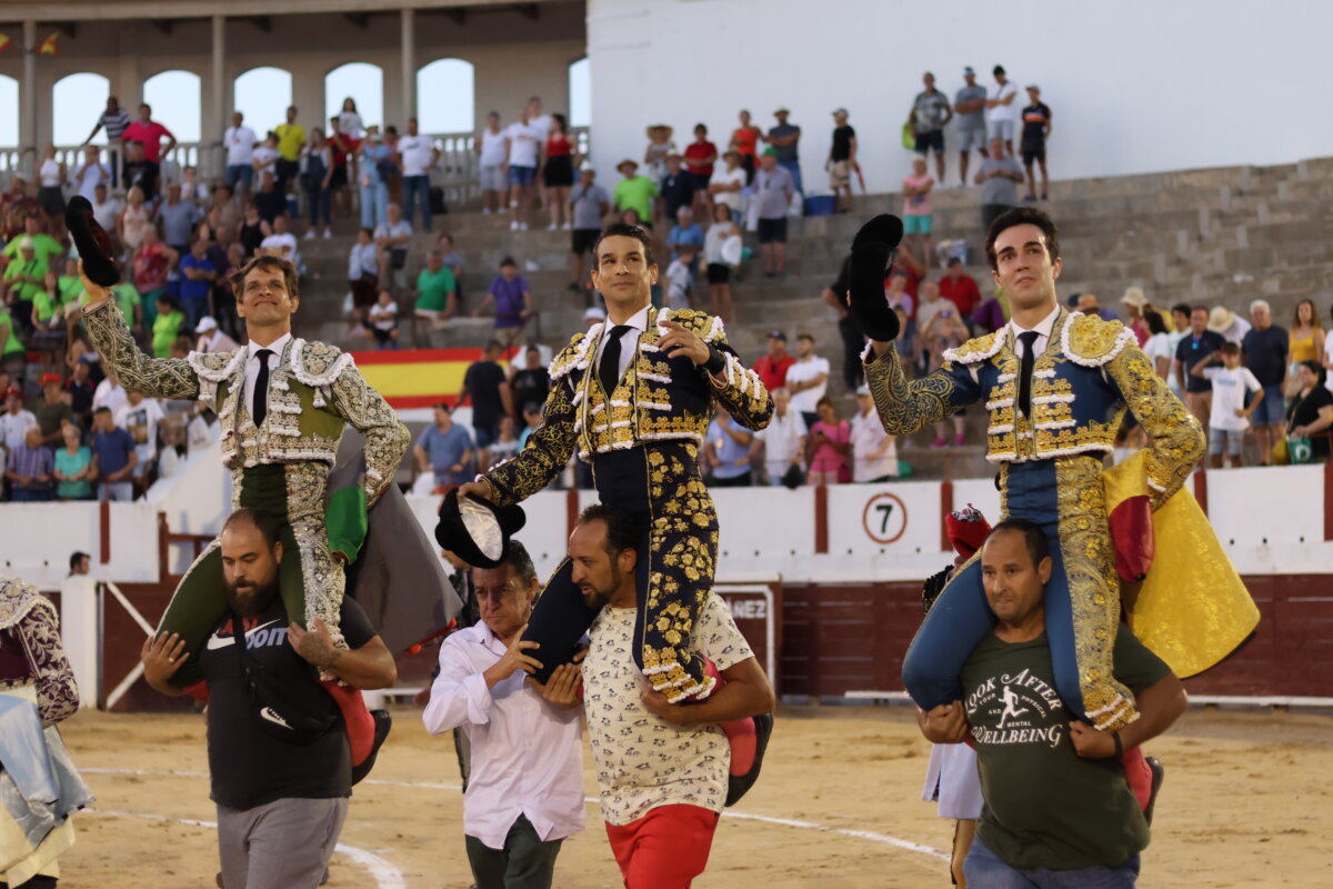 Todos a hombros con una buena corrida de Alcurrucén en Casas Ibáñez