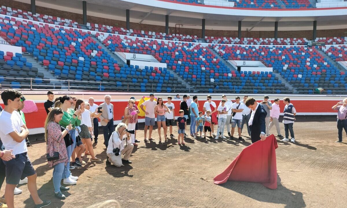 Ginés Marín, un excelente "profesor" para los jóvenes aficionados de Bilbao