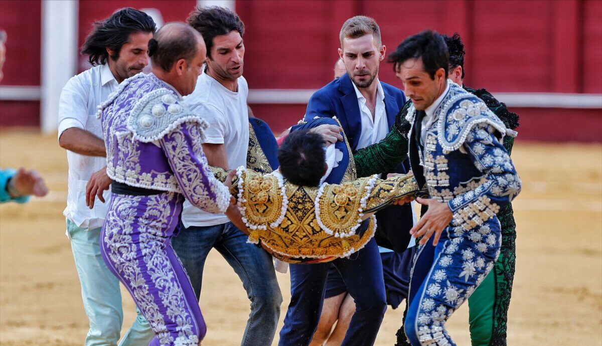 Durísima cogida a Fortes: pérdida de conocimiento, traumatismo craneoencefálico y heridas en pómulo y en la boca